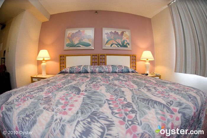 The 11 ugliest Hawaiian hotel bedspreads we've seen | Oyster.com